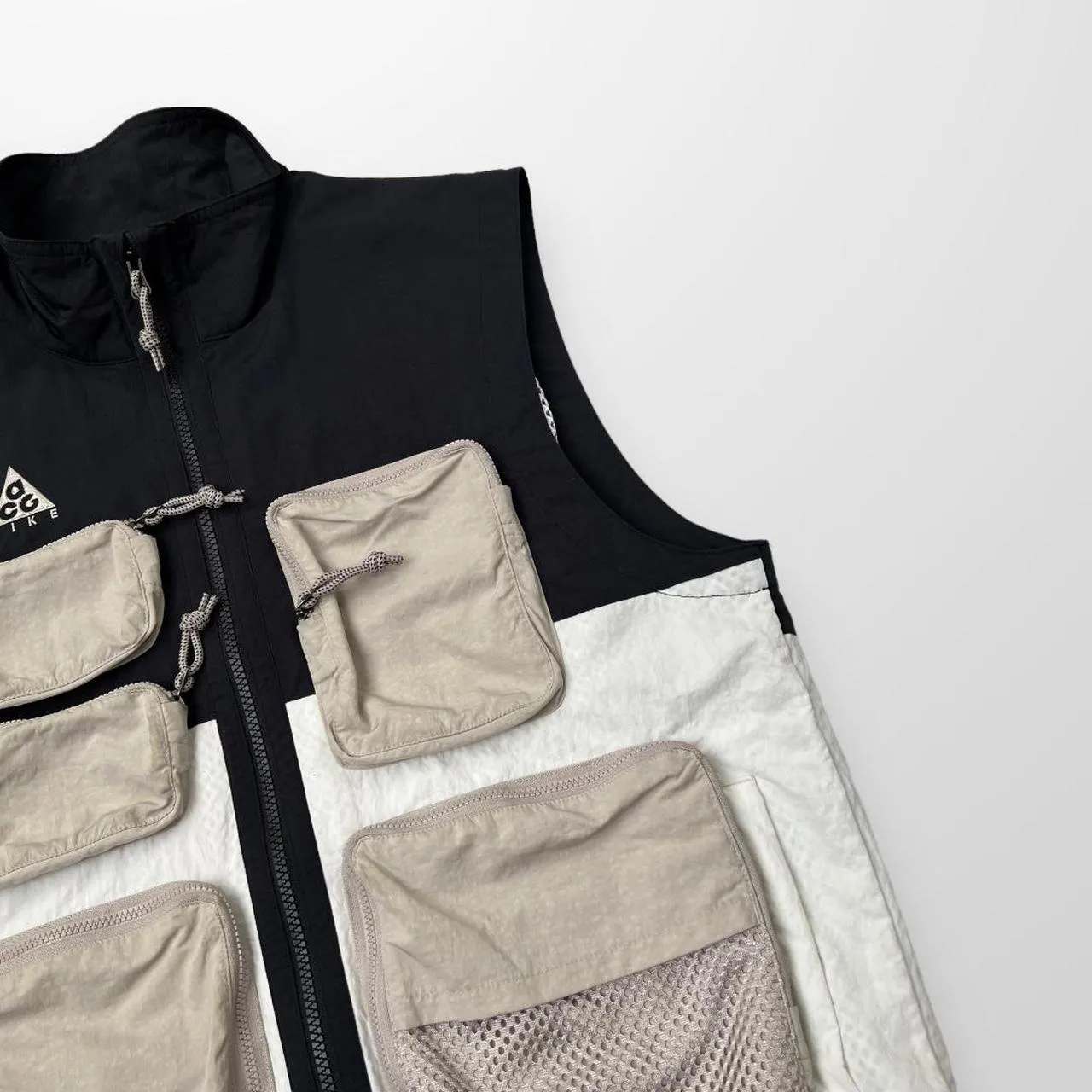 Nike ACG Utility Vest / Gilet In Black & String