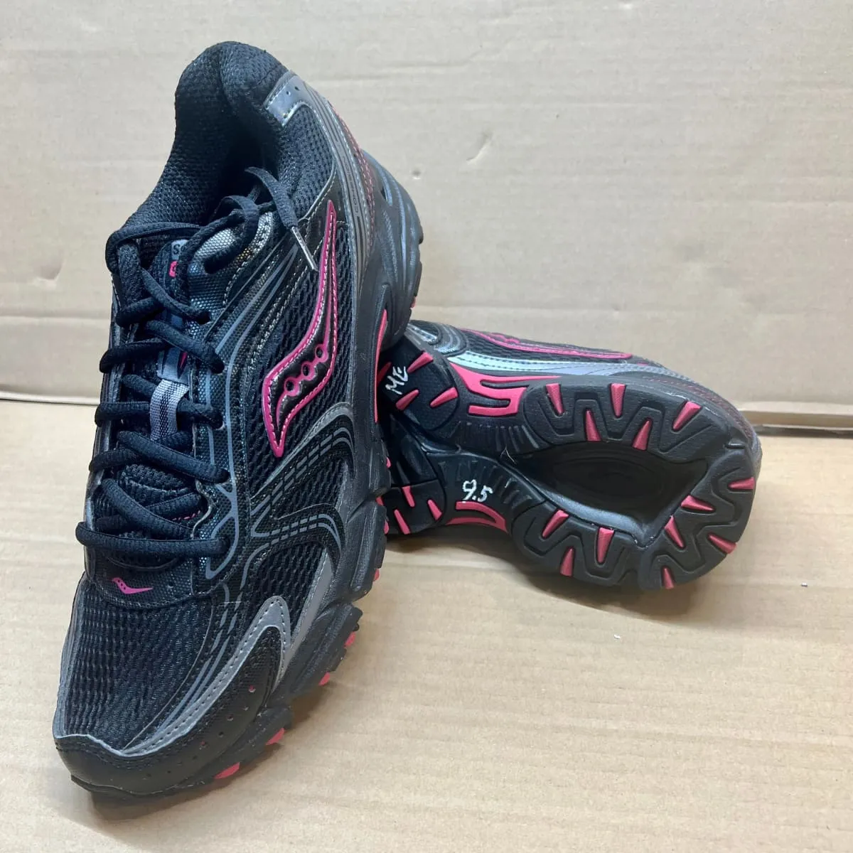 SAUCONY Women's Grid  Cohesion 4 Running Shoe  - Black/Pink